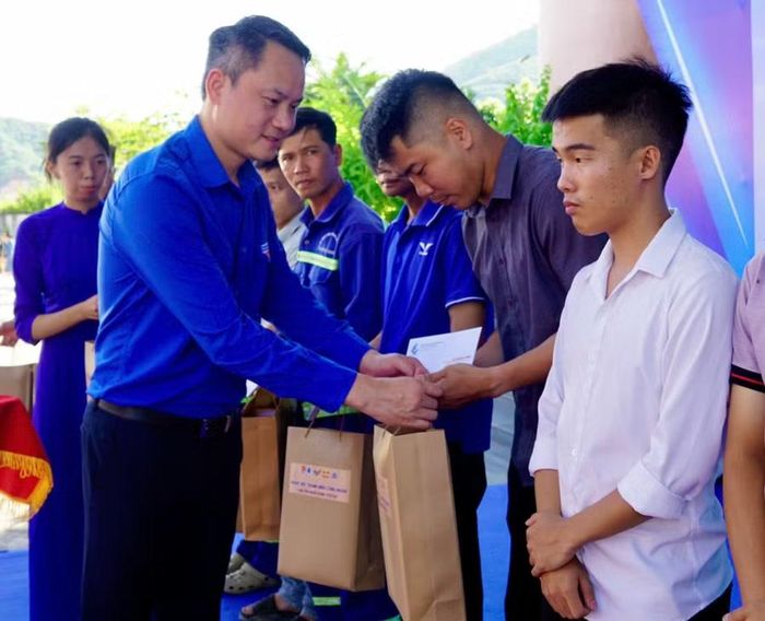 Anh Nguyễn Kim Quy tặng quà cho thanh niên công nhân tại ngày hội. Ảnh: D.L