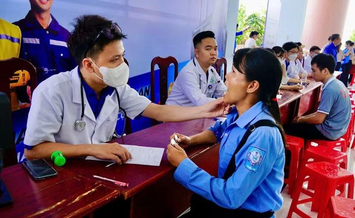 Thanh niên công nhân, người lao động được khám, tư vấn sức khỏe và phát thuốc miễn phí tại ngày hội. Ảnh: D.L