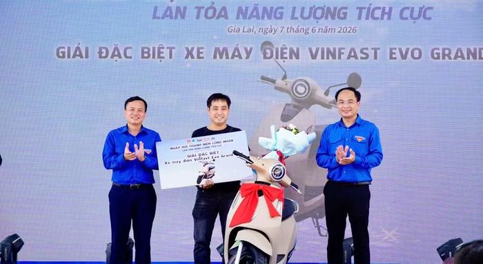 Anh Thịnh (giữa) phấn khởi nhận giải thưởng. Ảnh: D.L