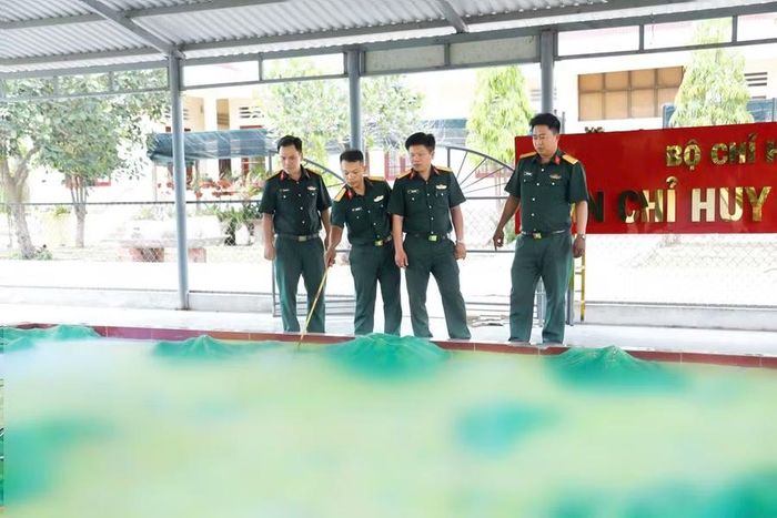 Ban CHQS xã Tuy Phước khẩn trương hoàn thiện sa bàn, bảo đảm phục vụ tốt nhiệm vụ diễn tập. Ảnh: H.P