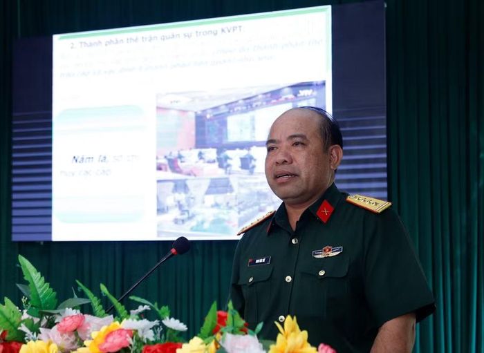 Đại tá Đinh Văn Thê trực tiếp bồi dưỡng khung tập và kiểm tra công tác chuẩn bị diễn tập của xã Tuy Phước. Ảnh: H.P