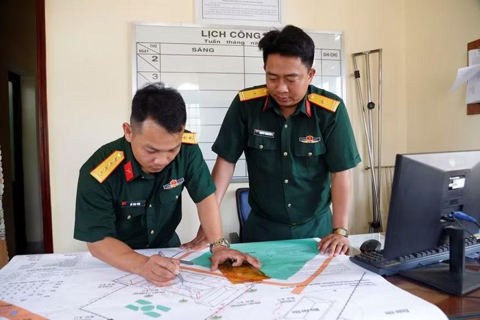 Cán bộ Ban CHQS xã Tuy Phước tích cực chuẩn bị văn kiện phục vụ cuộc diễn tập tác chiến trong KVPT của xã. Ảnh: H.P