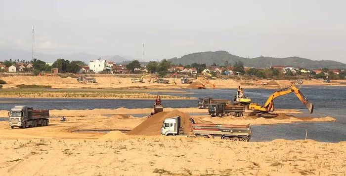 Mỏ cát xây dựng ở khu vực sông Côn (thuộc địa bàn xã Tây Sơn) đã được tỉnh cấp phép khai thác phục vụ cho các công trình trọng điểm. Ảnh: T.Sỹ
