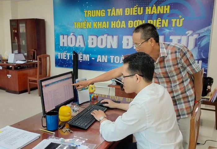 Cơ quan Thuế tỉnh kiểm tra, giám sát tình hình doanh nghiệp thực hiện nghĩa vụ thuế cấp quyền khai thác khoáng sản trên môi trường điện tử. Ảnh: T.Sỹ