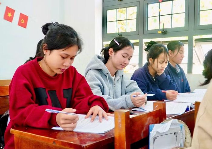 Trường Phổ thông Dân tộc nội trú THCS và THPT An Lão ôn tập miễn phí, hỗ trợ học sinh khó khăn để các em bước vào kỳ thi thuận lợi nhất. Ảnh: T.D