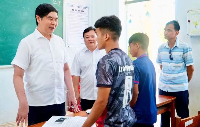 Phó Chủ tịch UBND tỉnh Lâm Hải Giang - Trưởng Ban Chỉ đạo kỳ thi tốt nghiệp THPT năm 2026 của tỉnh Gia Lai thăm hỏi, động viên học sinh Trường Phổ thông Dân tộc nội trú THCS và THPT An Lão trước kỳ thi. Ảnh: T.D