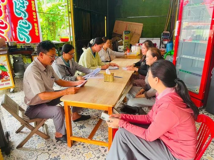 Đoàn kiểm tra liên ngành xã Hoài Ân kiểm tra đột xuất các cơ sở kinh doanh dịch vụ ăn uống, thức ăn đường phố và kinh doanh thực phẩm phục vụ mùa thi xung quanh các khu vực trọng điểm trên địa bàn xã. Ảnh: ĐVCC