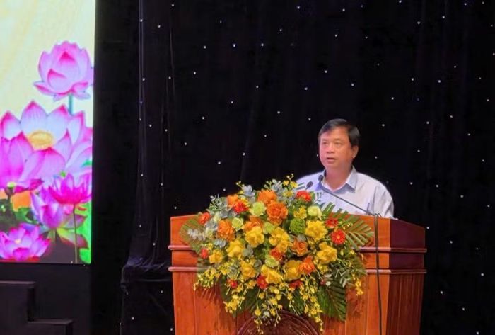  Phó Chủ tịch Thường trực UBND tỉnh Nguyễn Tuấn Thanh trình bày tham luận về giải pháp nâng cao hiệu quả công tác dân vận của cơ quan nhà nước các cấp trong tỉnh. Ảnh: Hồng Thương 