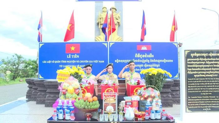 Các em học sinh tỉnh Preah Vihear dâng hoa tưởng niệm các liệt sĩ. Ảnh: Đoàn Bình 