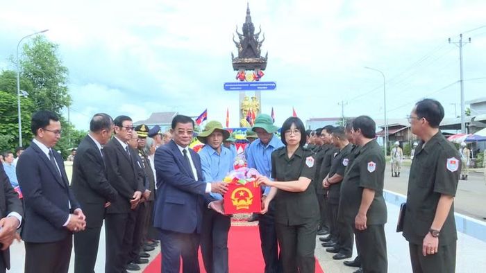  Lãnh đạo Ban chuyên trách tỉnh Gia Lai và lãnh đạo Ủy ban chính quyền tỉnh Preah Vihear đưa hài cốt liệt sĩ lên xe chuẩn bị hồi hương về Việt Nam. Ảnh: Đoàn Bình 