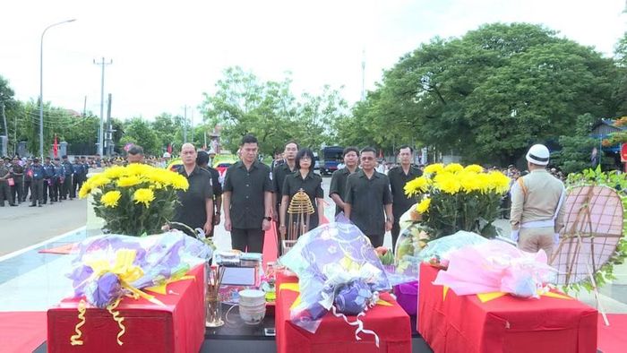  Ban chuyên trách tỉnh Gia Lai dâng hương tri ân các liệt sĩ. Ảnh: Đoàn Bình 
