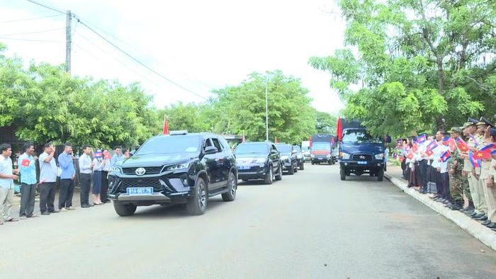  Đoàn xe Ban chuyên trách tỉnh Gia Lai lăn bánh đưa hài cốt các liệt sĩ về yên nghỉ trong lòng đất mẹ Việt Nam. Ảnh: Đoàn Bình 