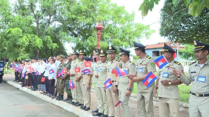  Đông đảo các tầng lớp nhân dân tỉnh Preah Vihear chào từ biệt các liệt sĩ. Ảnh: Đoàn Bình 