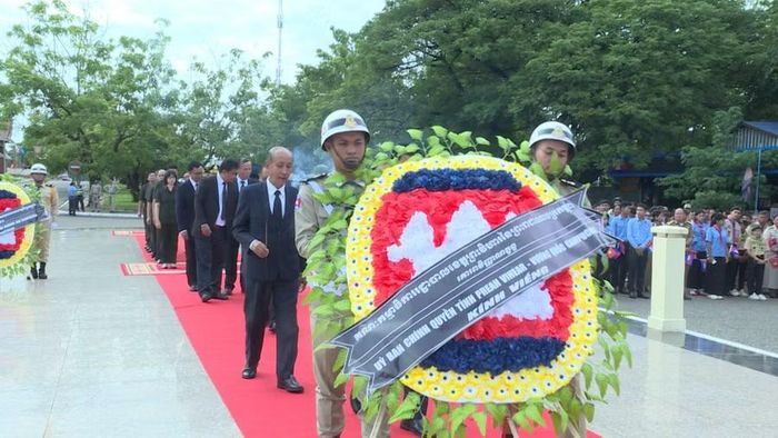  Lãnh đạo Ủy ban chính quyền tỉnh Preah Vihear dâng hoa, dâng hương tri ân các liệt sĩ. Ảnh: Đoàn Bình 