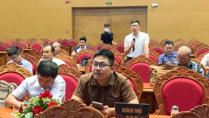  Phóng viên các cơ quan báo chí trao đổi những vấn đề quan tâm liên quan đến sự kiện. Ảnh: Bình Dương 
