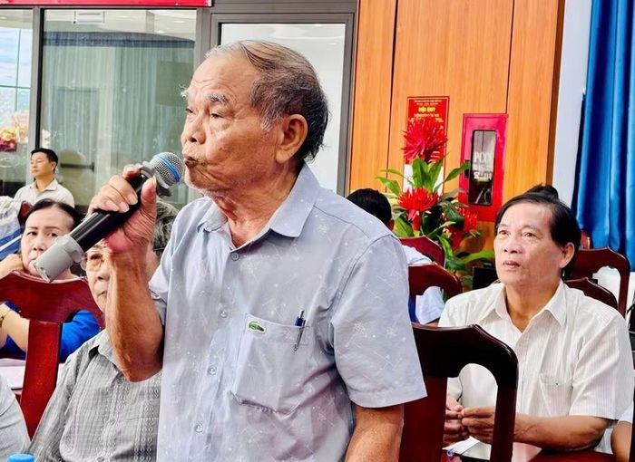  Các cử tri nêu kiến nghị tại buổi tiếp xúc. Ảnh: Thảo Khuy 