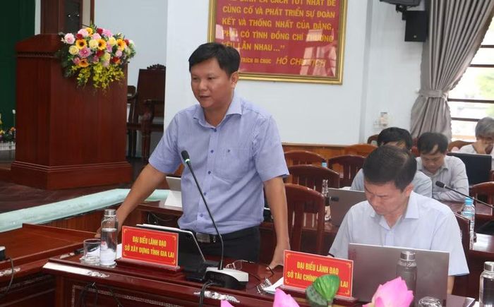 Ông Lê Ðăng Tuấn - Phó Giám đốc Sở Xây dựng báo cáo tại buổi làm việc. Ảnh: Quang Tấn