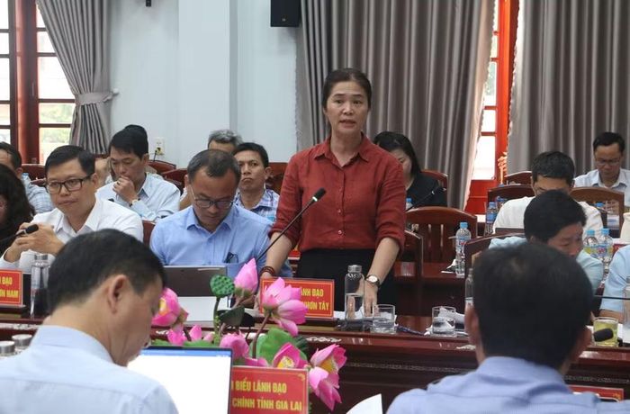 Bí thư Đảng ủy phường Quy Nhơn Tây Nguyễn Đặng Thị Thu Hòa nêu những khó khăn vướng mắc và đề xuất hướng giải quyết. Ảnh: Quang Tấn