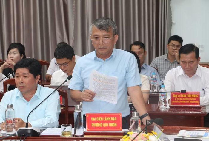 Ông Nguyễn Hữu Khúc - Bí thư Đảng ủy phường Quy Nhơn phát biểu tại buổi làm việc. Ảnh: Quang Tấn