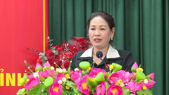  Phó Chủ tịch HĐND tỉnh Huỳnh Thúy Vân ghi nhận, giải trình các ý kiến của cử tri thuộc thẩm quyền. Ảnh: Minh Hoàng 