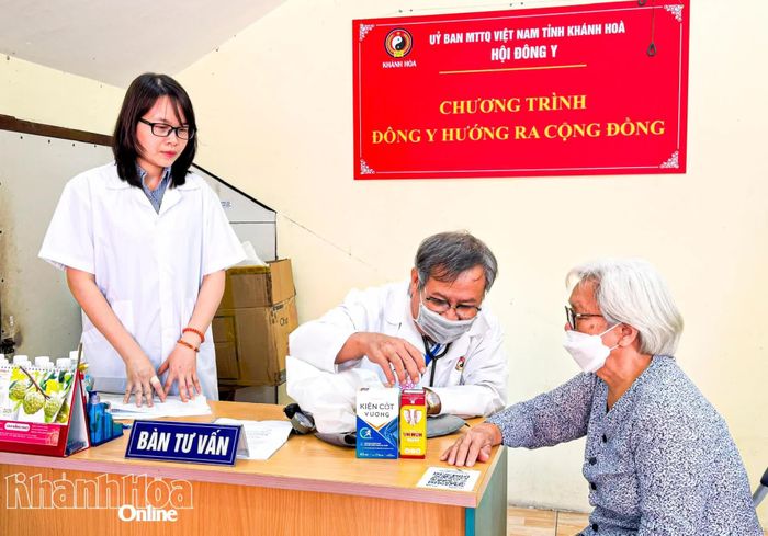 Các lương y hướng dẫn người cao tuổi ở phường Nha Trang sử dụng thuốc.