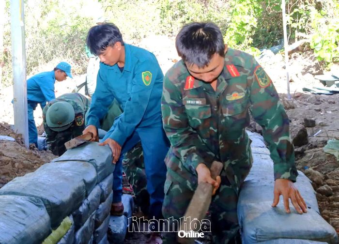 Các cán bộ, chiến sĩ tham gia xây dựng căn cứ chiến đấu mô phỏng phục vụ diễn tập.
