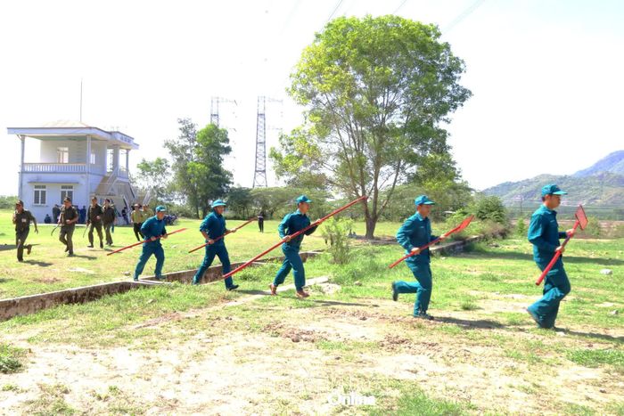 Các lực lượng tổ chức luyện tập nội dung thực binh phòng cháy, chữa cháy rừng.