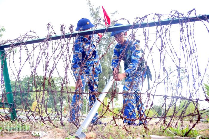 Chiến sĩ mới của Trung tâm Huấn luyện kiểm tra đánh thuốc nổ.