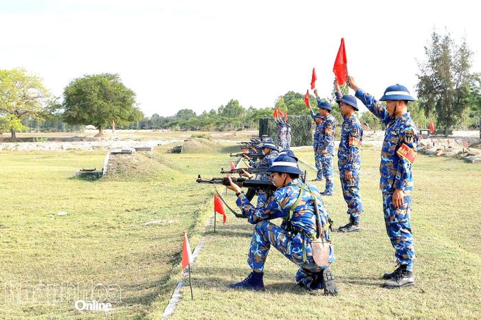 Chiến sĩ mới Lữ đoàn 101 kiểm tra bắn súng tiểu liên AK tư thế quỳ bắn.
