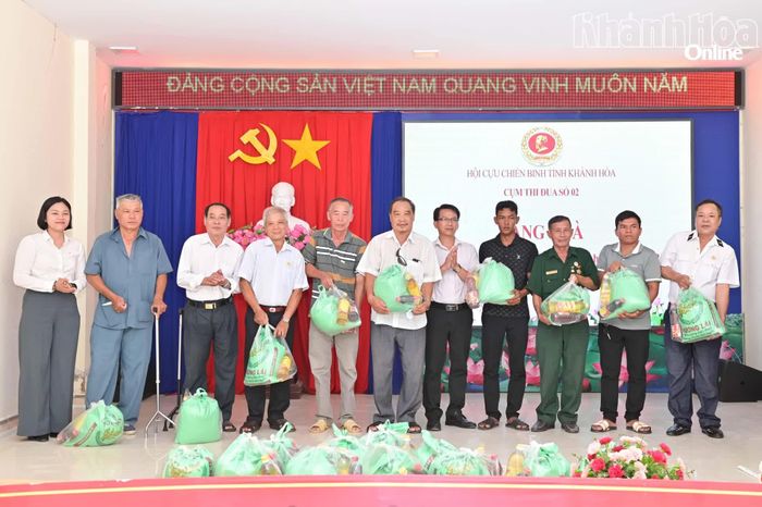 Các đại biểu trao quà hỗ trợ hội viên cựu chiến binh xã Suối Dầu có hoàn cảnh khó khăn.