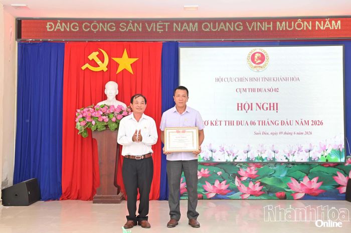 Đại diện Hội Cựu chiến binh tỉnh trao bằng khen của Hội Cựu chiến binh Việt Nam cho Hội Cựu chiến binh xã Suối Dầu.