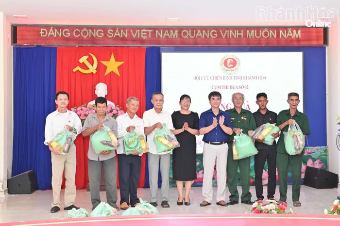 Các đại biểu trao quà hỗ trợ hội viên cựu chiến binh xã Suối Dầu có hoàn cảnh khó khăn.