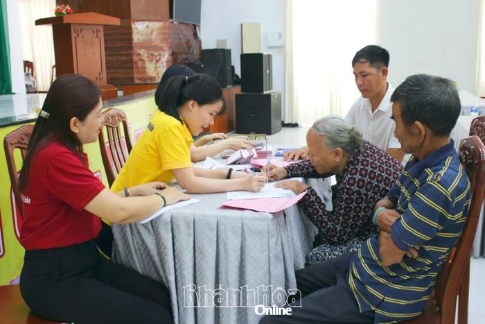 Người dân ký nhận hỗ trợ.