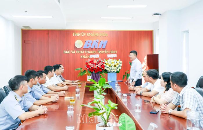 Ông Lê Hoàng Triều - Phó Giám đốc phụ trách Báo và Phát thanh, Truyền hình Khánh Hòa phát biểu tại buổi gặp mặt.