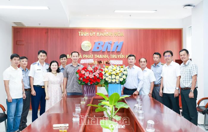Lãnh đạo các đơn vị chụp hình lưu niệm.