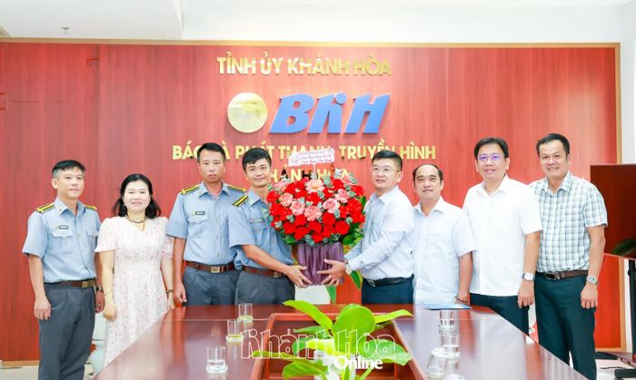 Đại diện Chi đội Kiểm ngư số 4 tặng hoa chúc mừng Báo và Phát thanh, Truyền hình Khánh Hòa.