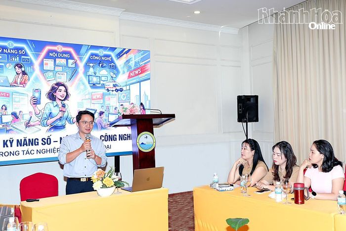 Giảng viên của Trung tâm Bồi dưỡng nghiệp vụ báo chí truyền đạt kiến thức cho học viên.
