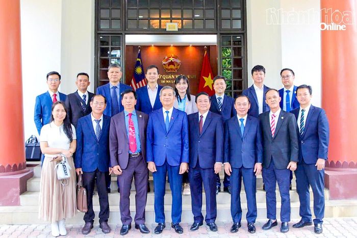 Đoàn công tác của tỉnh chụp hình lưu niệm cùng cán bộ, nhân viên Đại sứ quán Việt Nam tại Malaysia.