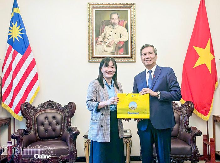 Đại diện Công ty TNHH Nhà nước Một thành viên Yến sào Khánh Hòa trao quà của công ty cho Đại sứ Đinh Ngọc Linh.
