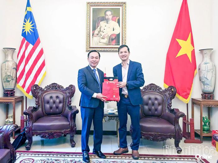 Lãnh đạo Trung tâm Xúc tiến Đầu tư, Thương mại và Du lịch tỉnh Khánh Hòa (bên trái) trao quà cho ông Vũ Tuấn Anh - Bí thư thứ nhất phụ trách Phòng Chính trị Đại sứ quán Việt Nam tại Malaysia.