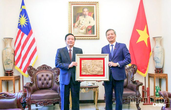 Đồng chí Lữ Thanh Hải trao quà của tỉnh cho Đại sứ Đinh Ngọc Linh.
