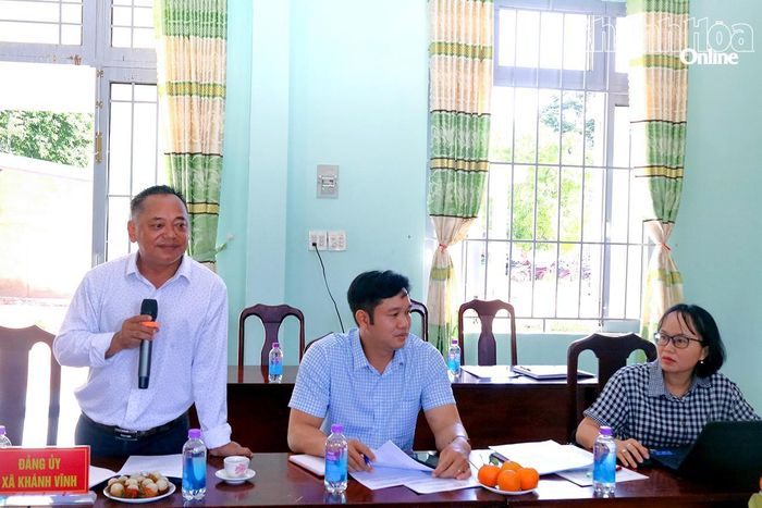 Lãnh đạo Đảng ủy xã Khánh Vĩnh báo cáo tại buổi làm việc.