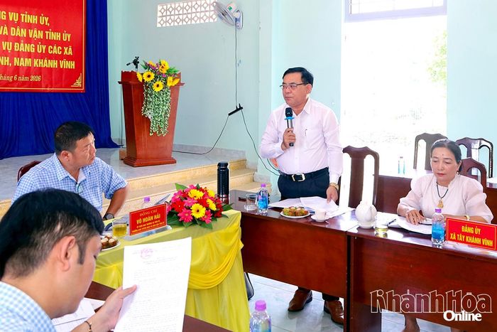 Lãnh đạo Đảng ủy xã Tây Khánh Vĩnh báo cáo tại buổi làm việc.