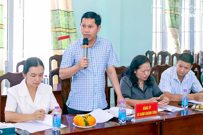 Lãnh đạo Đảng ủy xã Nam Khánh Vĩnh báo cáo tại buổi làm việc.