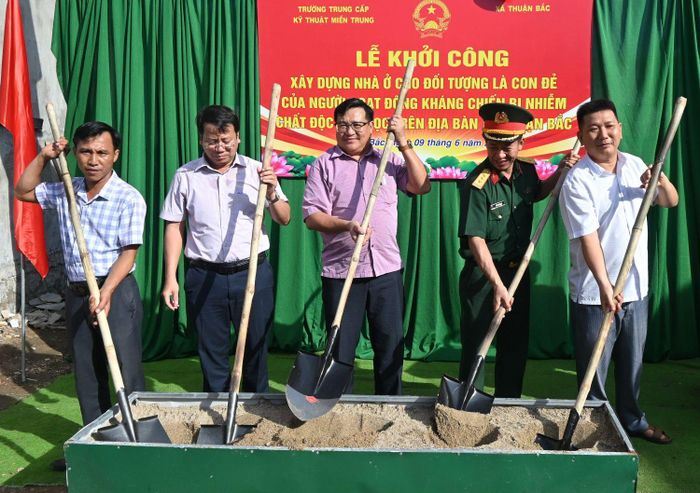 Các đại biểu thực hiện nghi thức khởi công.