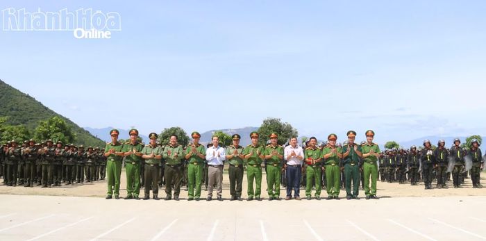 Lãnh đạo Trung đoàn và các đại biểu chụp ảnh lưu niệm với các chiến sĩ tại lễ bế giảng.