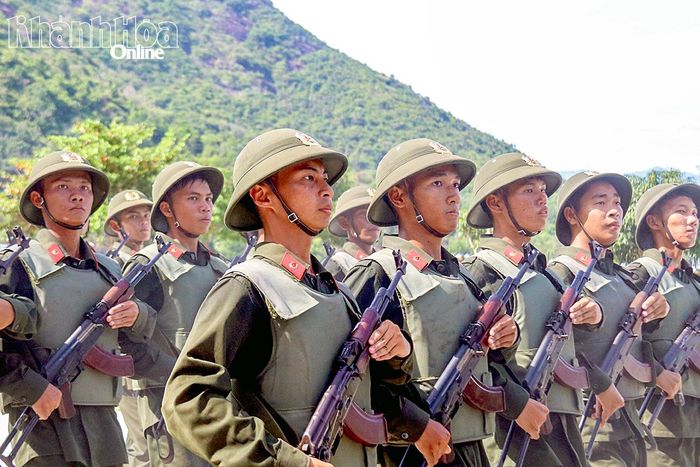 Khối chiến sĩ bồng súng Tiểu liên diễu hành qua lễ đài.