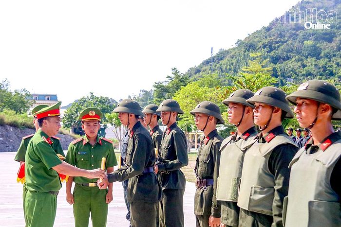 Thượng tá Đặng Hồng Tinh trao giấy khen của Bộ Tư lệnh Cảnh sát cơ động cho các chiến sĩ có thành tích xuất sắc.