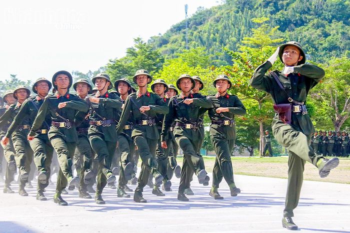 Khối chiến sĩ tay không diễu hành qua lễ đài.