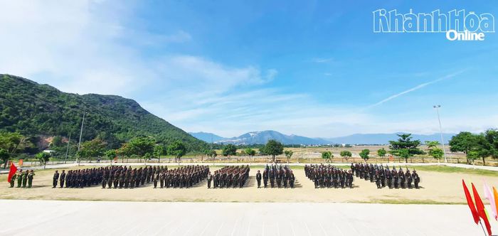 Các chiến sĩ mới tham dự lễ bế giảng.